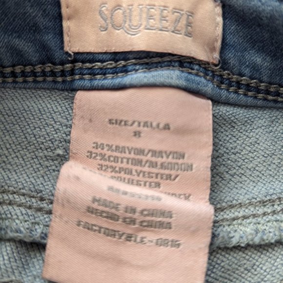 Squeeze Jeans 7/8 with a Flippy Coin Purse - Picture 2 of 4